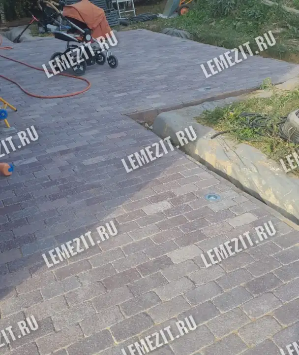 мощение двора галтованной брусчаткой из лемезита размером 10х20 см